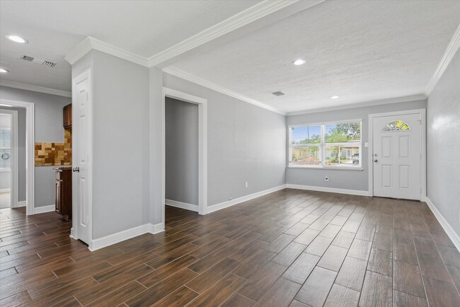 Photo - 6742 Feldspar St