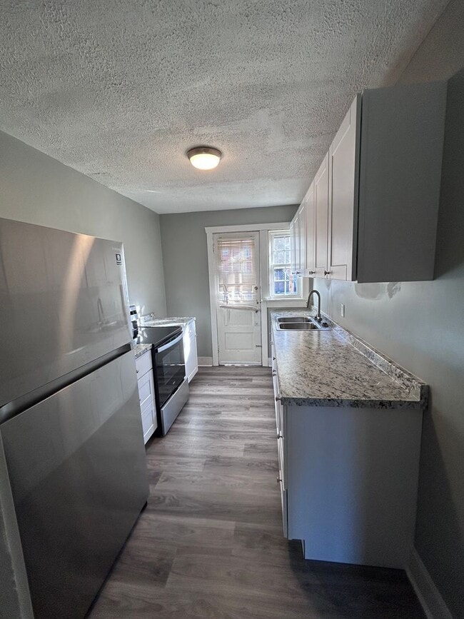 Building Photo - Available Now! | Fully Remodeled 2 Bed, 1 ... Unit 4903 #1