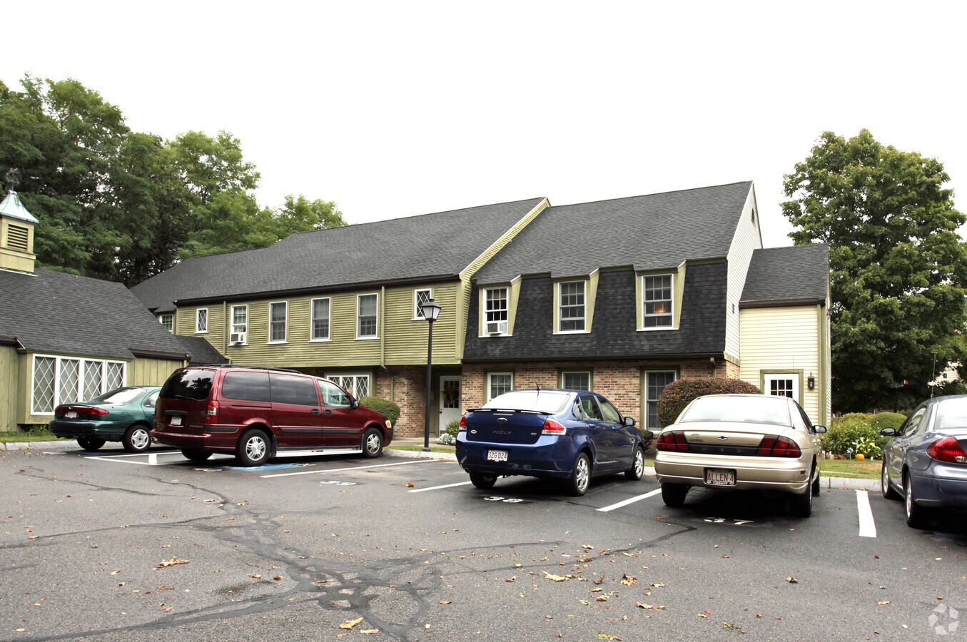 Photo - Colonial Gardens Apartments