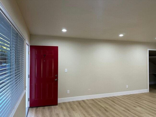 Building Photo - 786 Elm St Unit 7 Rental