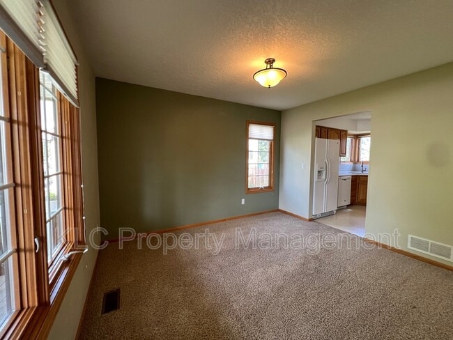 15104 Hawthorn Dr