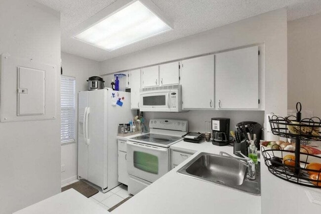 Photo - 2230 N Cypress Bend Dr Unidad 209