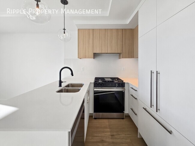 Photo - AMAZING BRAND NEW NEVER LIVED IN 2 BEDS, 2 BATHS CONDO Unité 205