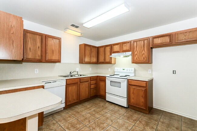 Photo - Price REDUCED! 3 Bedroom, 3 Bath, 2 Car Ga... Apartamento