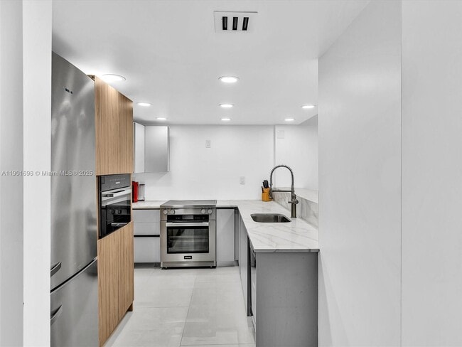 Photo - 10000 W Bay Harbor Dr Unidad 201