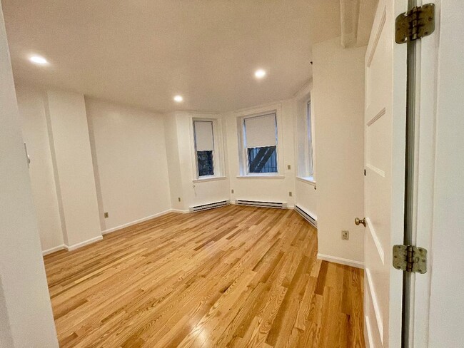 Building Photo - 1077 Beacon St Unit B