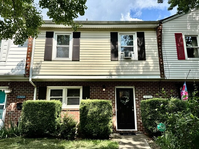 Great Neck Townhome Available NOW! Neutral... - Great Neck Townhome Available NOW! Neutral...