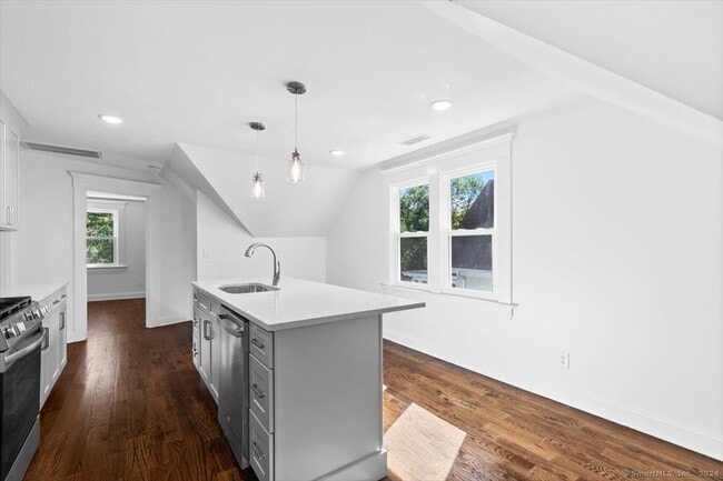 Photo - 954 Elm St Unit 3