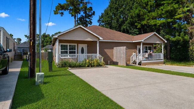 Move-in ready 3-bedroom, 2-bath, conveniently located near Lake Conroe & zoned to Montgomery ISD!