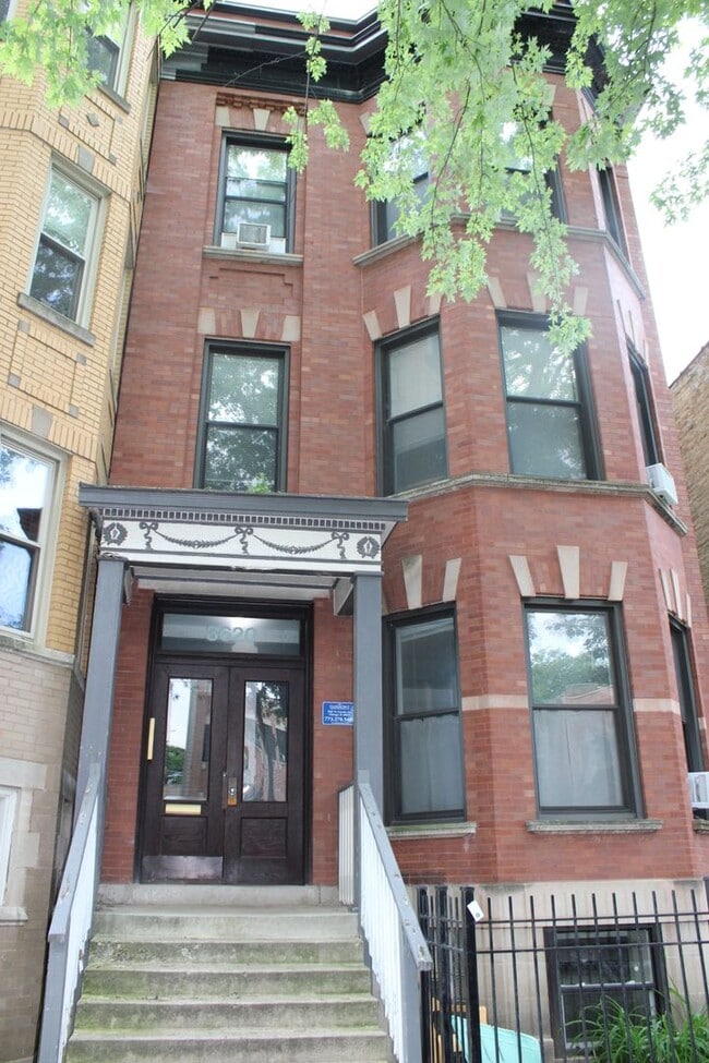Building Photo - 3620 N Hermitage Ave Unit 3620-GDN