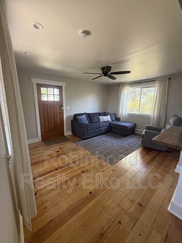 Photo - 620 Maple St