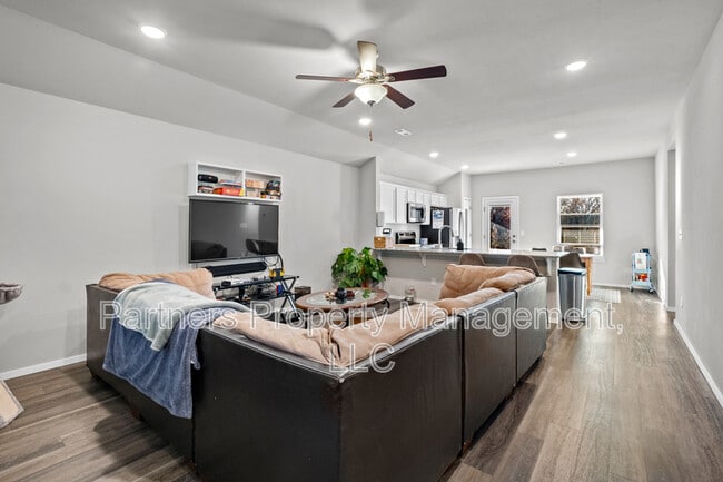 Photo - 1121 E Sparrow Cir