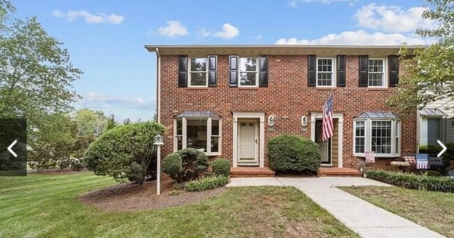Building Photo - Two bedroom renovated townhouse in Oak Rid...