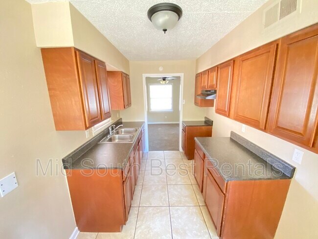 Photo - 3275 Aden St