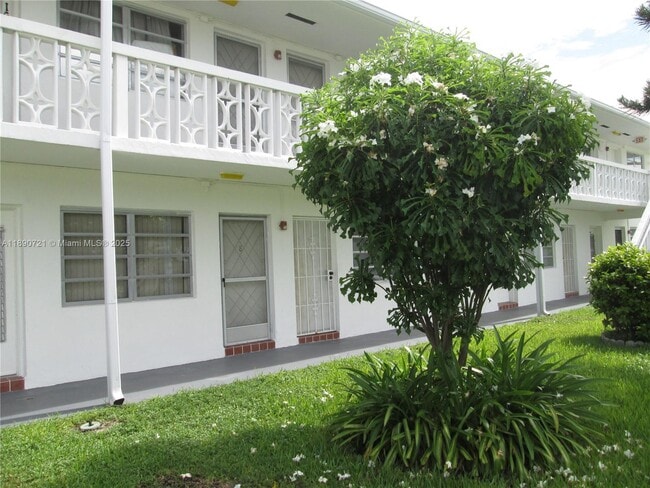Photo - 51 NE 204th St Unidad 8