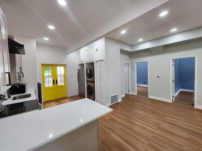 Living room - 1000 Longley Ave NW Unit B
