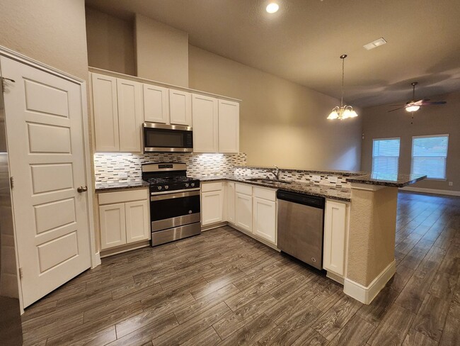 Photo - 3/2/2 Duplex / Less than 1 Mile to Gruene / Fridge Included/ Gas Cooking / Covered Patio / CISD