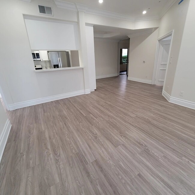 Photo - 2669 S Barrington Ave Unidad 108