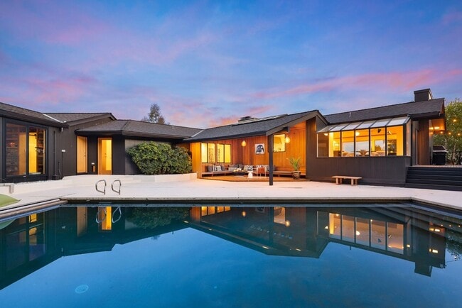 Photo - 3Bd/3.5Ba Clyde Hill Home