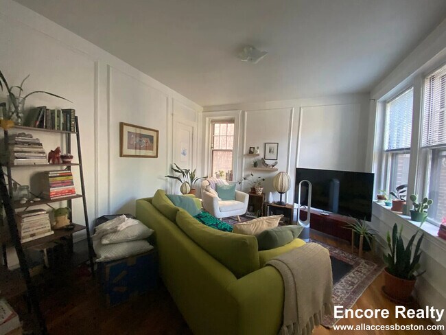 1292 Beacon St Unit 3