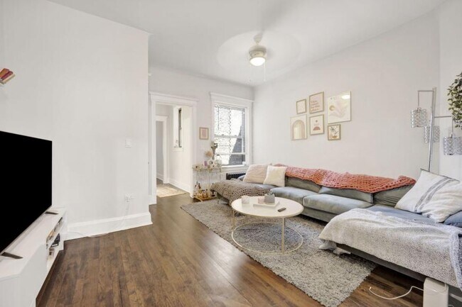 Building Photo - 2 bedroom in Chicago IL 60613 Unit 3 Rental