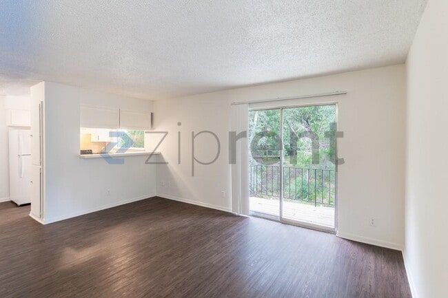 Building Photo - Unit C