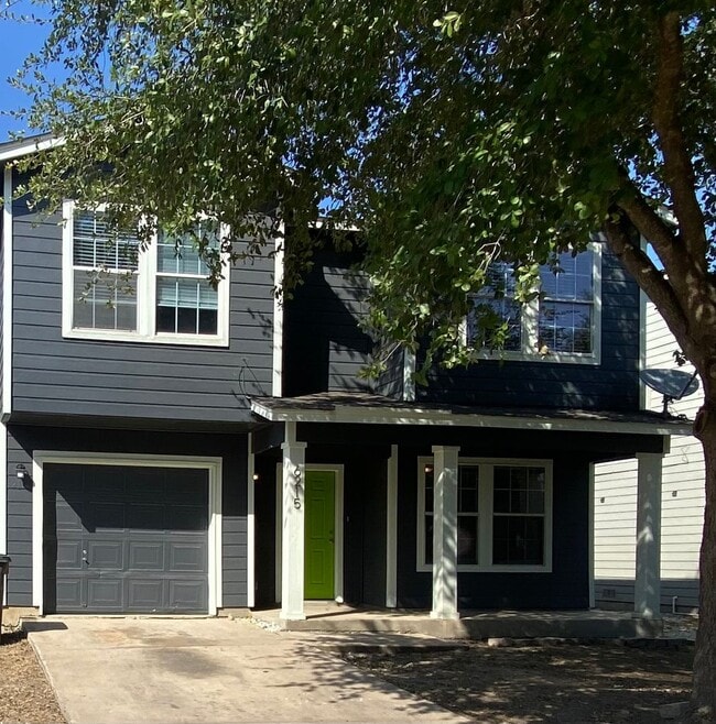 Building Photo - Spacious 4 Bed / 2.5 Bath Home