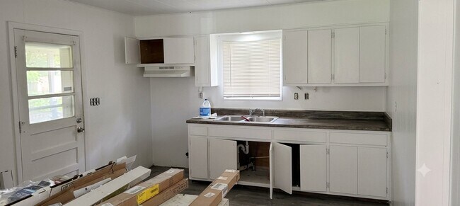 Photo - 305 W 7th St
