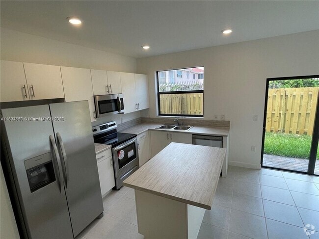 Building Photo - 883 NE 211th St Rental