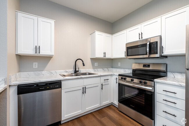 1BR, 1BA - 790SF