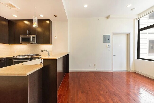 Building Photo - Stunning 1Bedroom 1Bathroom Unit 5D Rental