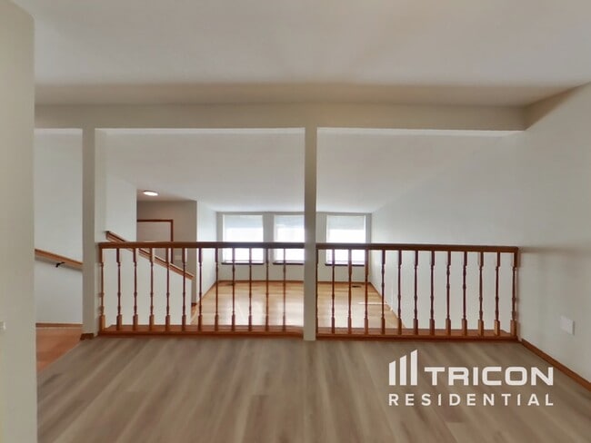 Photo - 835 S 76th St