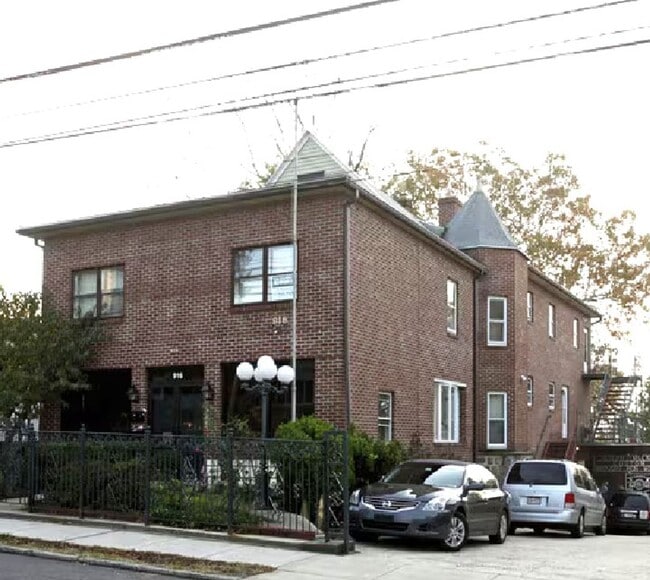 Building Photo - 916 Chester Pike Unit 3