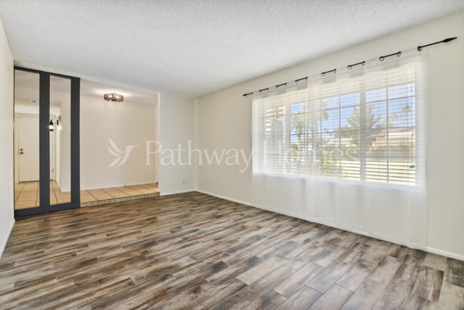 Photo - 807 E Country Gables Dr