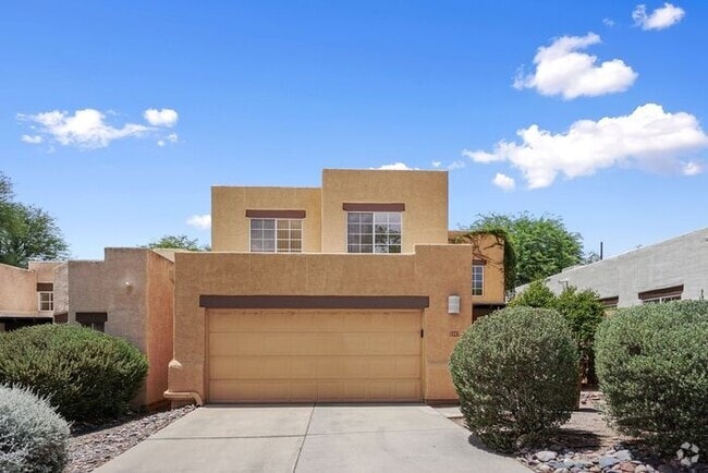 Building Photo - Elegant 4-Bed Home with Balcony & Backyard...