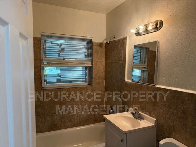 Photo - 1143 W 23rd St