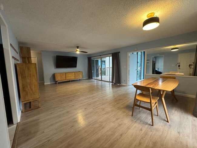 Building Photo - 3/2 with 2 car carport East Honolulu Unit 410/E