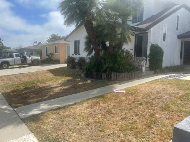 Outside Entrance - 8433 Lilienthal Ave Casa