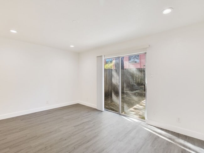 Building Photo - 3816 Southway Dr Unit 102