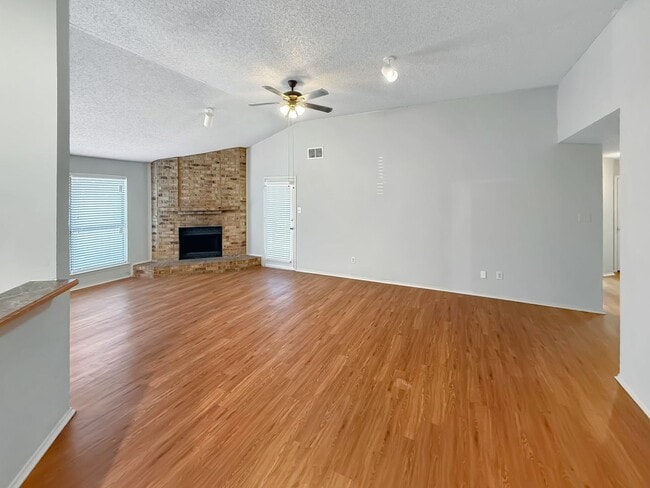 Photo - Spacious 3 Bed/ 2 Bath Home for Rent in Fort Worth