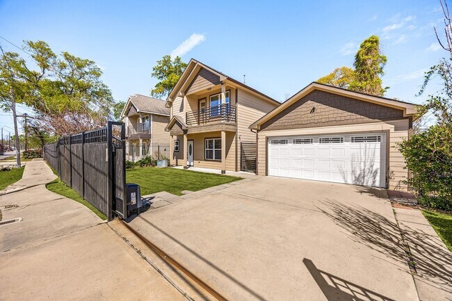 Photo - 810 Paul Quinn St