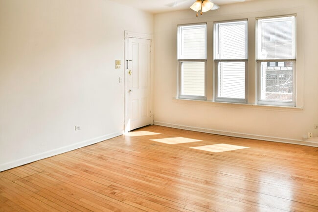 Building Photo - 2616 N Marshfield Ave Unit 2
