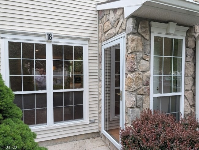 Photo - 18 Dorchester Dr