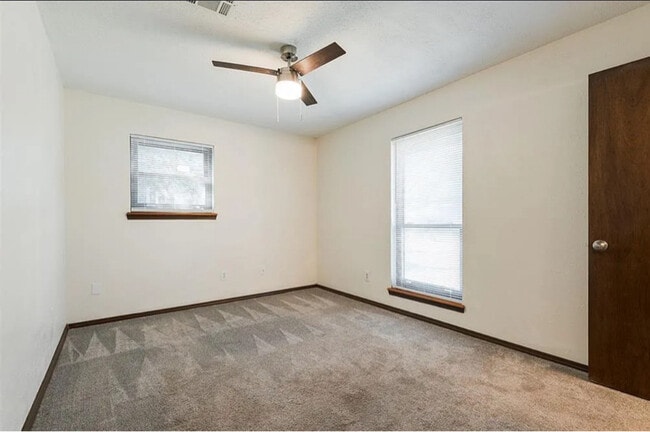 Photo - 604 Howard Ct