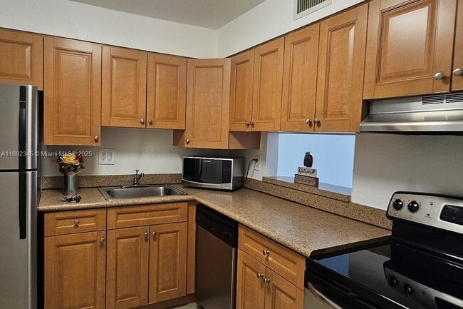 Building Photo - 5201 Geneva Ct Unit 202