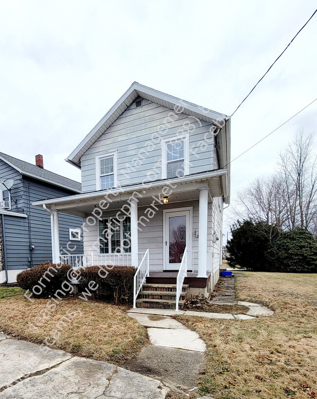 Pet-Friendly Three-Bedroom Two -Story Home! - Pet-Friendly Three-Bedroom Two -Story Home!