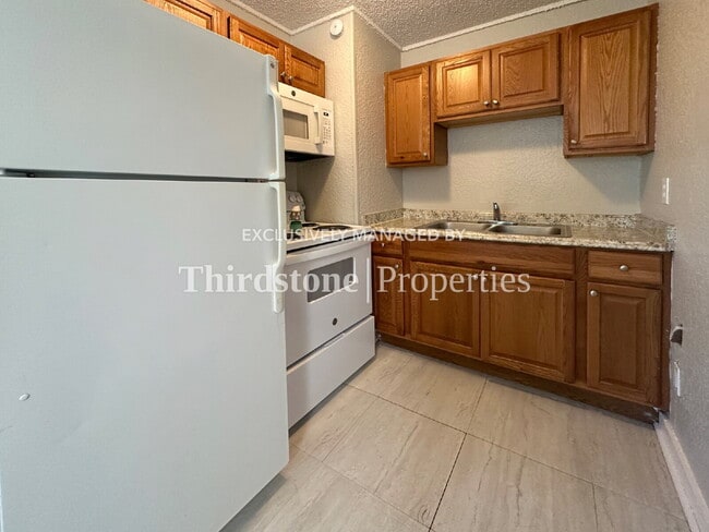 Photo - 1853 W 6th St
