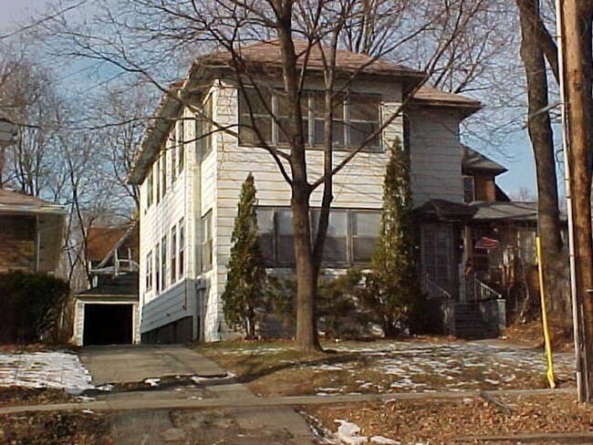 Building Photo - 1108 E Johnson St Unit 2