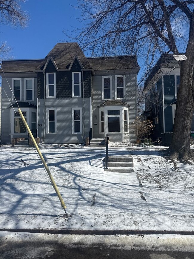 Building Photo - 2 Bedroom In Field Club!!