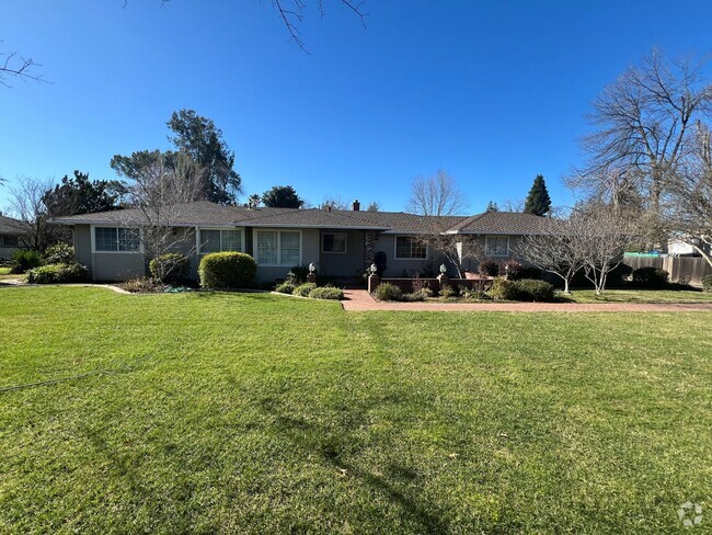 Building Photo - Gorgeous Arden Oaks home on huge .67 acre ...